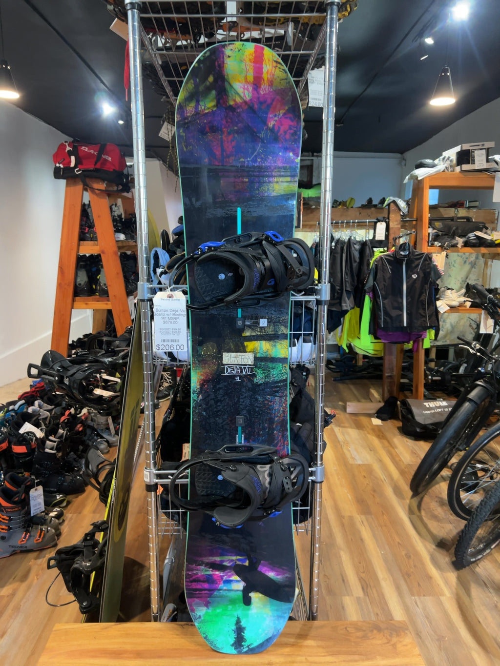 Burton Deja Vu Flying V Snowboard with Bindings Good 141 cm